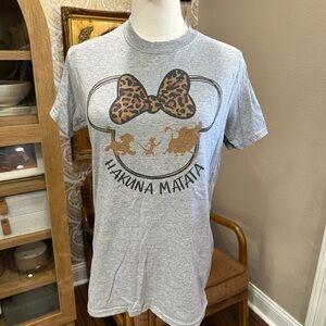 Disney Gray Women’s Hakuna Matata T-Shirt size small